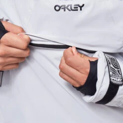 Oakley TC Ice BZI Snowboardanorak Grey Mountains Herren -Skiausrüstung Geschäft oakley tc ice pullover foa 400888 9gy 02 gross