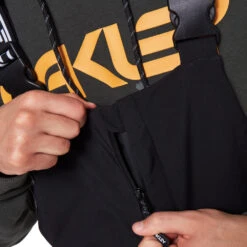 Oakley TNP Shell BIB Trägerhose Blackout Herren -Skiausrüstung Geschäft oakley tnp shell bib foa400939 02e 02 gross
