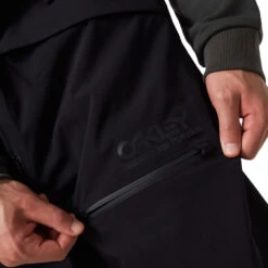 Oakley TNP Shell BIB Trägerhose Blackout Herren -Skiausrüstung Geschäft oakley tnp shell bib foa400939 02e 03 gross