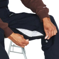 Volcom Roan Bib Winterlatzhose Black Herren 18 Volcom Roan Bib Winterlatzhose Black Herren -Skiausrüstung Geschäft volcom roan bib overall g1352306 blk 08 gross